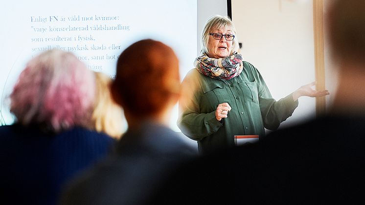 Vad är egentligen ”våld i nära relation”? Lena Öfverholm-Månsson snabbutbildar bibliotekspersonalen. Foto: Maria Fäldt