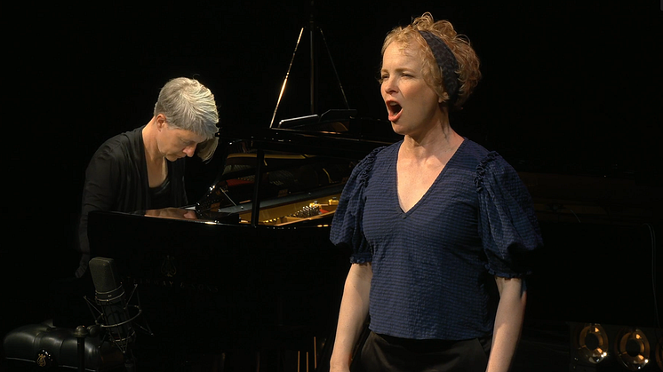 Kerstin Avemo. Vid pianot Karin Holm.
