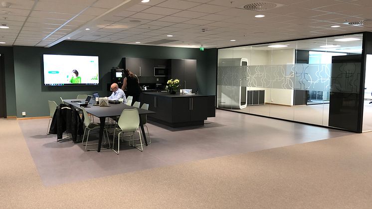 Kjøkkenområde og møteplass med muligheter for å kjøre presentasjoner på storskjerm.