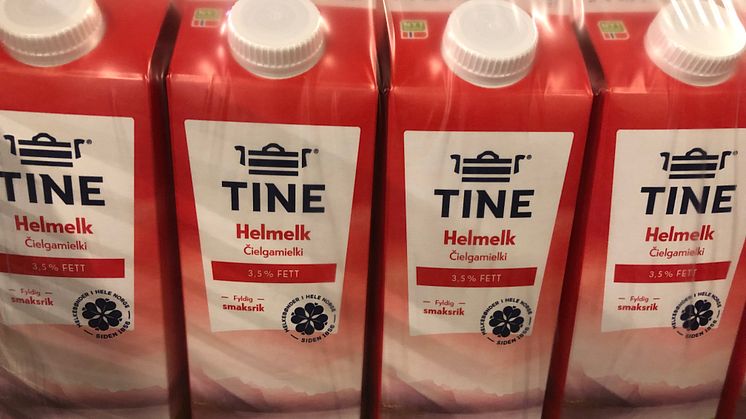 TINE-kartonger på norsk og nordsamisk på vei ut i butikk i Troms og Finnmark