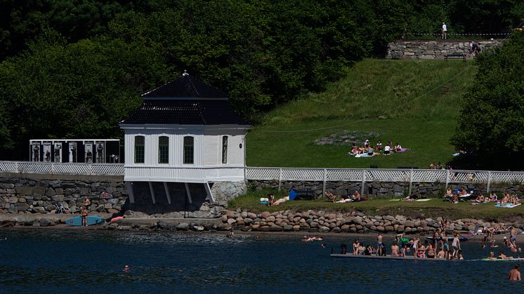 Paviljongen i Hvervenbukta i skjønn forening med badesesongen Foto Jørgen Rist Holmen/Kulturetaten