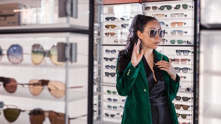 Synsams chefsdesigner Wai Chan iförd supertrendiga Gucci (GG1033S 002 5721).