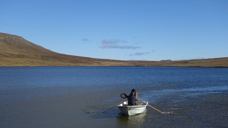 Groundwaters that circulate through the subsoil as a result of melting permafrost can transport carbon dioxide and methane to arctic lakes and in turn be emitted to the atmosphere. 