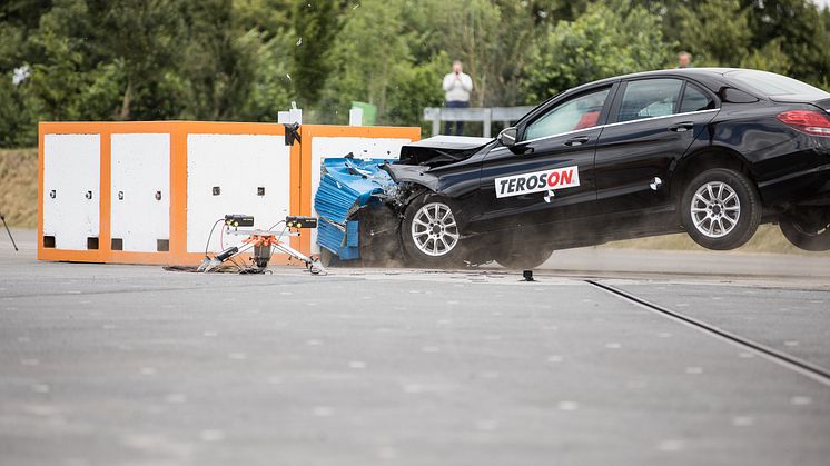 Extraordinary live crash test: Henkel demonstrated the power and efficiency of its car repair solutions just 30 minutes after bonding the windscreen. 