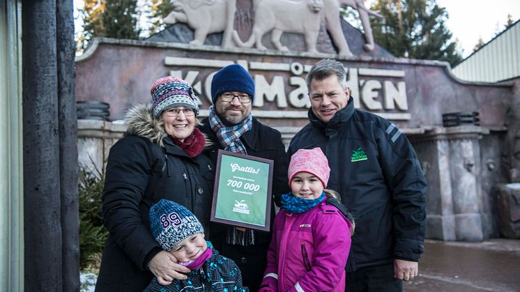 Anna Lövheim blev gäst nummer 700 000. Här tillsammans med familjen: Daniel och barnen Oscar och Alice. Niclas Palmqvist, VD Kolmården till höger. Familjen fick en exklusiv guidning hos de röda pandorna. 