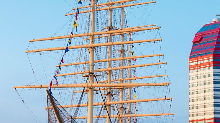 Barken Viking korsar Göta Älv