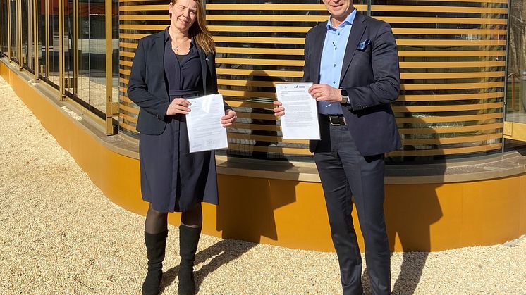 Maria Ådahl, vd Landvetter Södra Utveckling Ab och Mats Bergh, vd Johanneberg Science Park med signerad avsiktsförklaring.