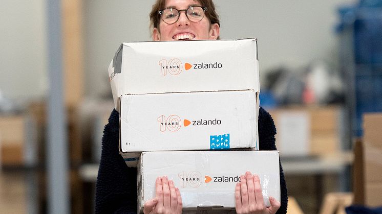 Wargön Innovations sorteringsledare Tove Runefelt i färd med att hantera några av de hundratals paket med kläder som kommer från Zalandos kunder och som ska vidare till Röda Korset efter sortering. Foto: Jerry Lövberg 