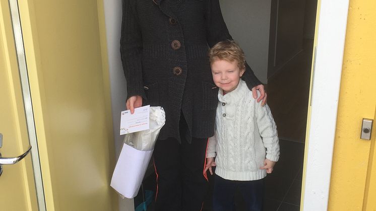 Karin Westerberg, hyresgäst i kv Skördetröskan,  med sonen Cazper jublade åt nyheten att hon i april, pga den retroaktiva sänkningen, betalar 1800 kr i hyra istället för 9050 kr som hyran från maj blir.