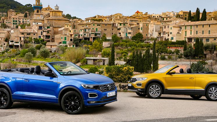 T-Roc Cabriolet tilbydes i udstyrsvarianterne R-Line og Style, der begge kommer med en el-betjent 3-lags kaleche.