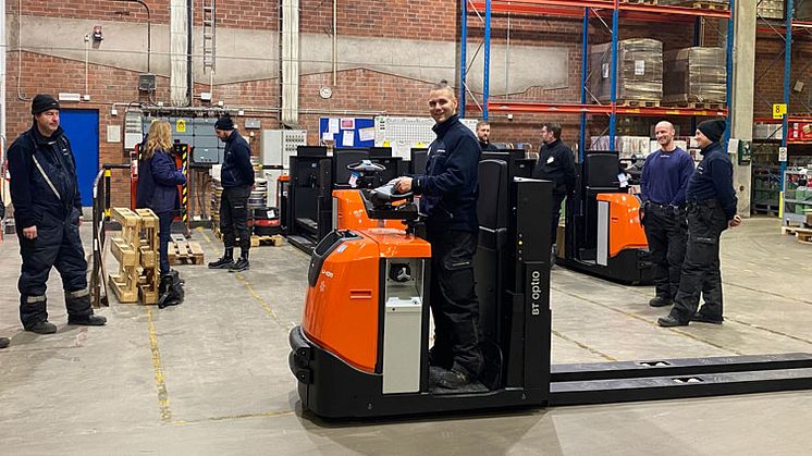 Nylevererade plocktruckar med litiumjon-batterier hos Martin & Servera Logistik i Norrköping. 