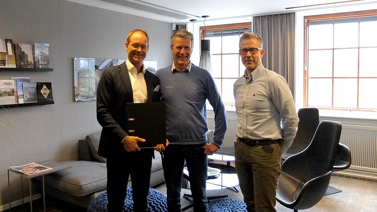 Eirik Thrygg (t.v.), adm. direktør i Höegh Eiendom, Bjørn Sikkeland, regionleder i Asker Entreprenør AS og Stig Nilsson, prosjektleder i Höegh Eiendom.