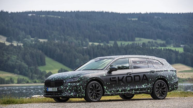 Ny Škoda Superb i camouflage