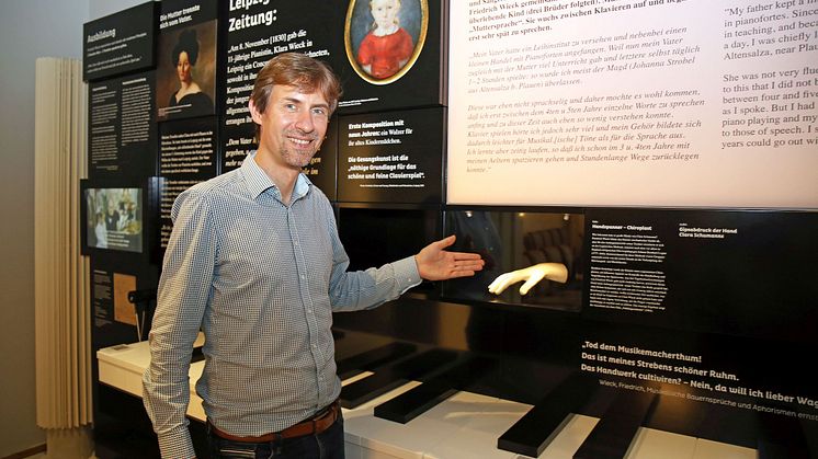 Gregor Nowak gewährt einen ersten Blick in die neue Dauerausstellung im Schumann-Haus