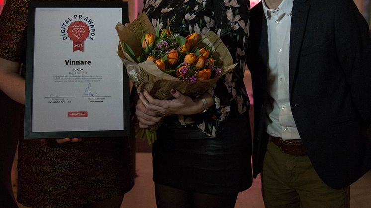 Magdalena Stadler, Hanna Sjöström och Sacha Pardon från BoKlok var på plats i Stockholm för att ta emot priset i Digital PR Awards. 