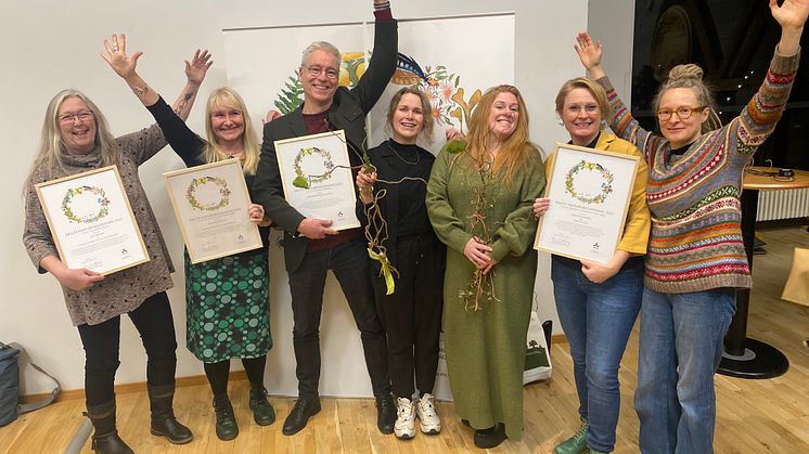 Samtliga mottagare av Årets naturvägledning 2023: Pia Enocson, Martina Kiibus, Mats Ottosson, Karin Gyllenklev, Linnea Rollgard, Elin Johansson och Martita Grufvik.  Foto: SLU Centrum för naturvägledning
