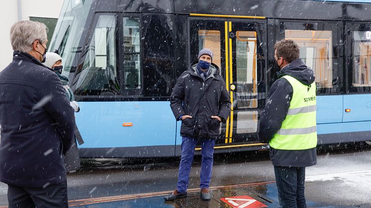 Kronprinsen besøker ansatte i Sporveien, på Holtet trikkebase, og får fremvist en av Oslos nye trikker