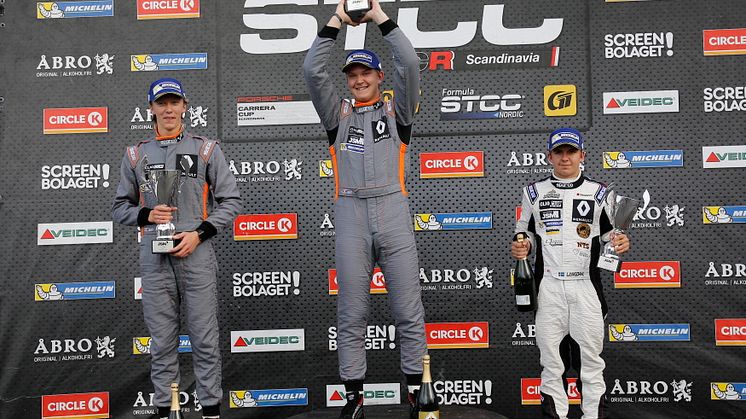 Anthon Caldana vann det första JSM-racet på Mantorp Park före Joel Jern (t.v.) och Julius "Julle" Ljungdahl (t.h.). Foto: Tony Welam/STCC