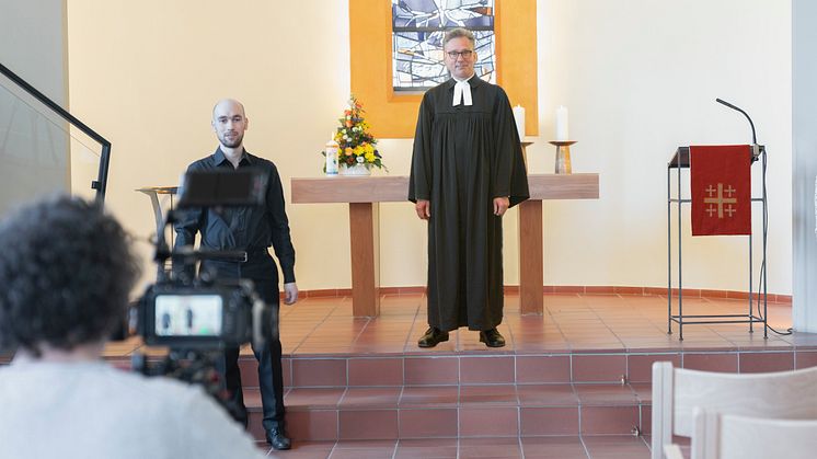 Bei der Video-Produktion: Stefan Betzler (freier Mitarbeiter der Hephata-Öffentlichkeitsarbeit, von links), Organist Martin Kaiser und Pfarrer Maik Dietrich-Gibhardt.