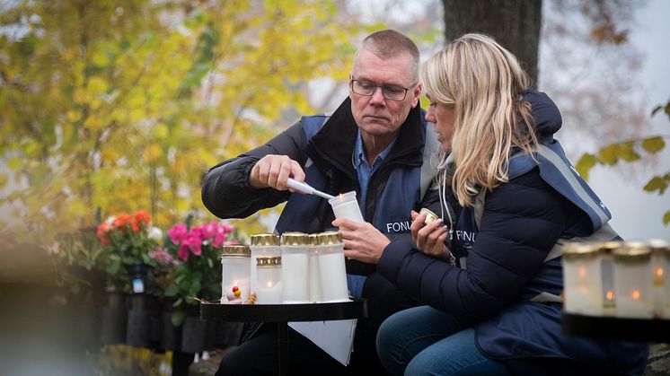 Fonus tänder ljus på allhelgona åt de som inte kan