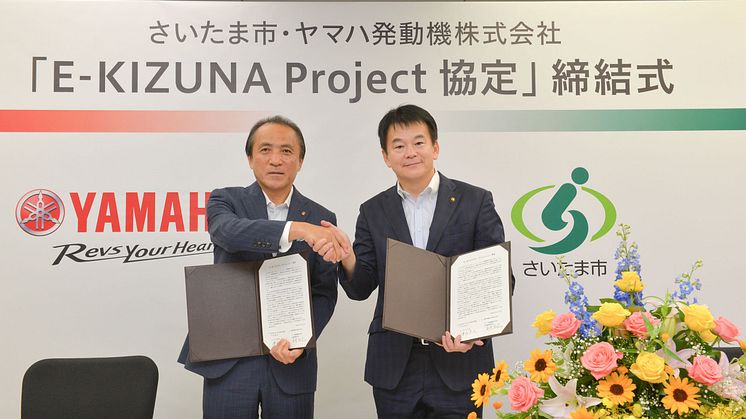 “E-Kizuna Project Agreement” Signing ceremony　Left: Hiroyuki Yanagi, President and Representative Director, Yamaha Motor Co., LTD 　Right: Hayato Shimizu, Mayor of Saitama City