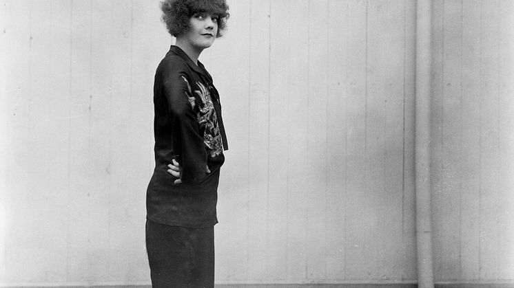 Omslagsbilden är tagen för Stora teaterns räkning till "Rolfs revy" år 1927