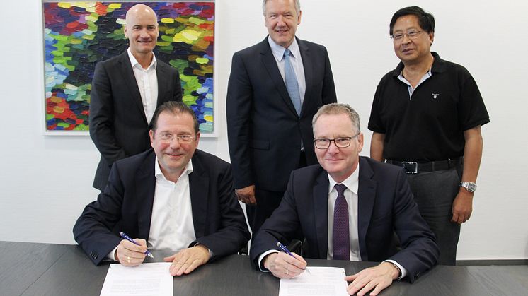 Signing of the agreement - Thomas Rike, Klaus Hengsbach, Roland, Dr Pinsheng Du