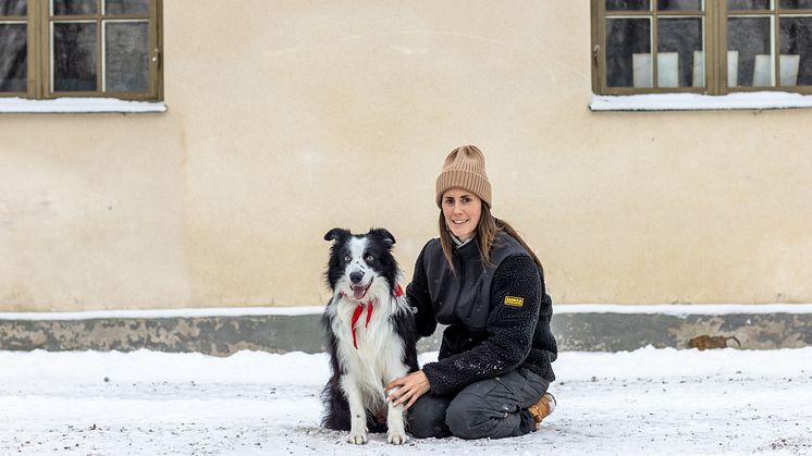 Louise Chatteli med Årets Sociala tjänstehund Chip. Foto Jenny Jurneilus