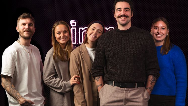 Simpl gjengen vokser. Fra v.: Produsent Kim Køste, Talentsjef Karoline Smådal, Kommersiell rådgiver Kristin Naomi Sandstrand, Konseptutvikler Morten Brørby Sandvik og Kampanjekoordinator Aurora Jørgensen. 