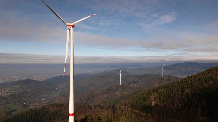 Finanzpartner für die Transformation: 2024 hat die Sparkasse Freiburg-Nördlicher Breisgau nachhaltige Investitionen in die Energie- und Wärmewende in Höhe von 50 Mio. Euro begleitet - wie die Windräder an Taubenkopf und Holzschlägermatte.