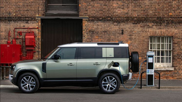 Land Rover Defender introduceras med laddhybridens elkraft, sexcylindrig diesel och i ny modellversion: X-Dynamic
