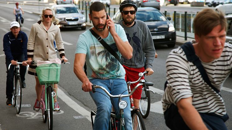 Var femte cyklist cyklar med musik i öronen