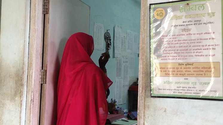 En kvinna som får hjälp på ARTH Udaipur, en av studieklinikerna. Foto: Mandira Paul