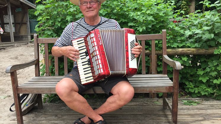 Erik Moes fra Friluftsrådet spillede musik for børnene