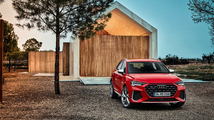 Audi RS Q3 (tangorød)