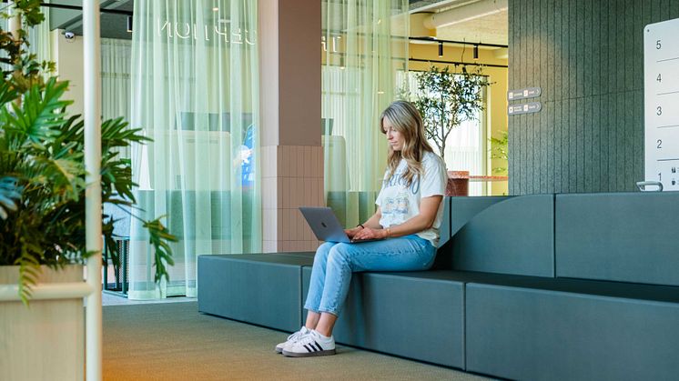 Person som jobber i lobby på Citybox Kristiansand