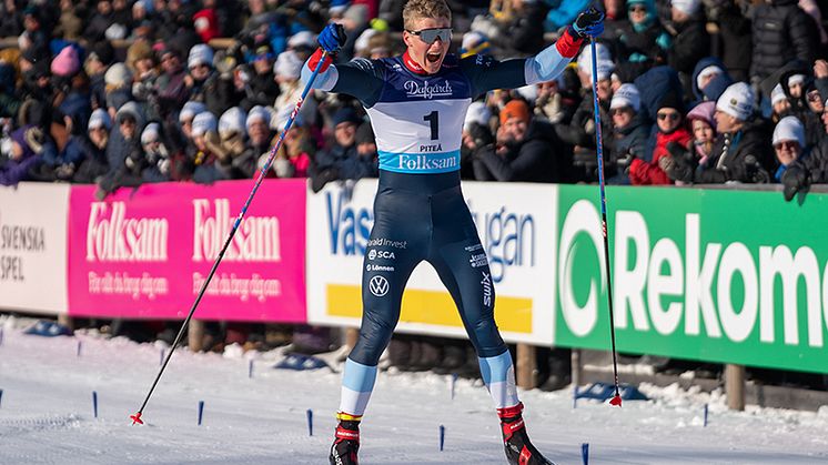 Edvin Anger jublar efter seger i SM-Sprinten 2022 i Piteå