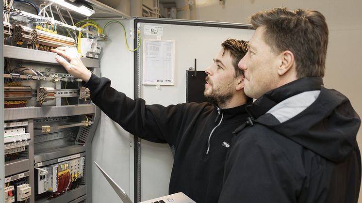 Drifttekniker Niklas Johansson och driftchef Robert Schwartze inspekterar Hotell Hedens energisystem.jpg