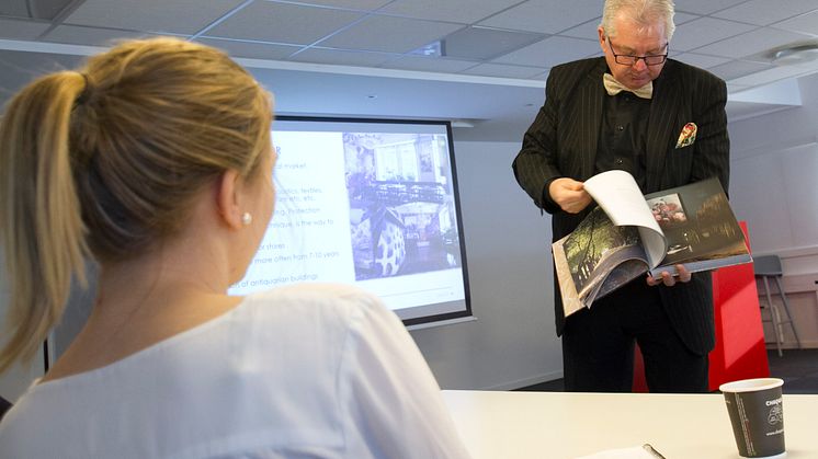 Dekor er bransjens største vekstområde, fortalte Anton Strand og viste frem bokprosjektet fra Dusty.