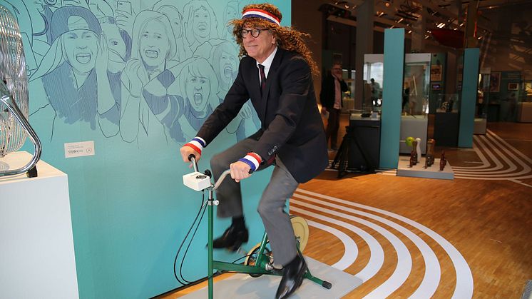 Dr. Volker Rodekamp auf dem Trimm-dich-Rad in der Ausstellung "In Bewegung - Meilensteine der Leipziger Sportgeschichte"