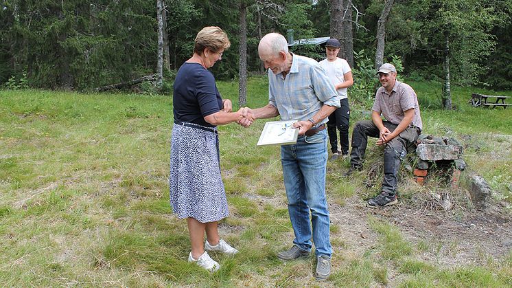 Ylva Thörn, Landshövding i Dalarnas län delar ut priset Årets ängsbrukare 2021 till Sören Eriksson