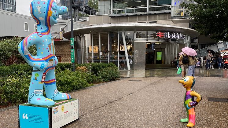 Hi big brother! Morph meets Thameslink's sculpture at London Blackfriars