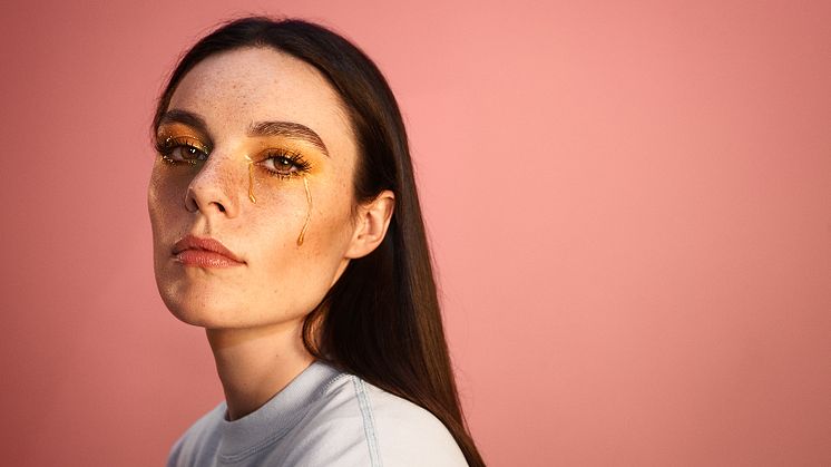 Nya popsensationen Lou Elliotte följer upp debuten med singeln “Happy For Me”