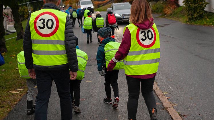 Følgegruppe med refleksvester på vei til Grefsen skole 4