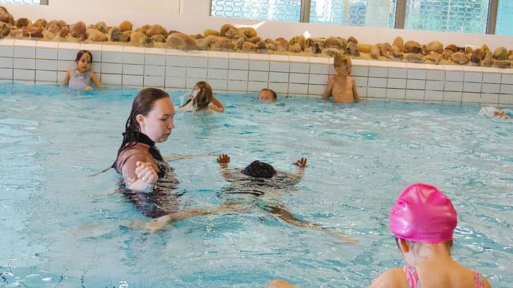 Höjda avgifter riskerar försämrad simkunnighet