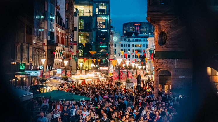 Fullt med folk på Södergatan under Malmöfestivalen 