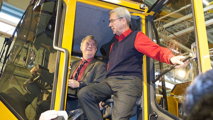 Rune Andersson på Ljungby Maskin fick med sig landsbygdsministern in i hytten.