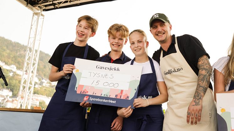 Vinnerlaget: Benjamin Bakken (14), Sjur Pettersen Opdal (15), Iselin Nilsen (15) og mentor Morten Klever. Foto: Øystein Grutle Haara 