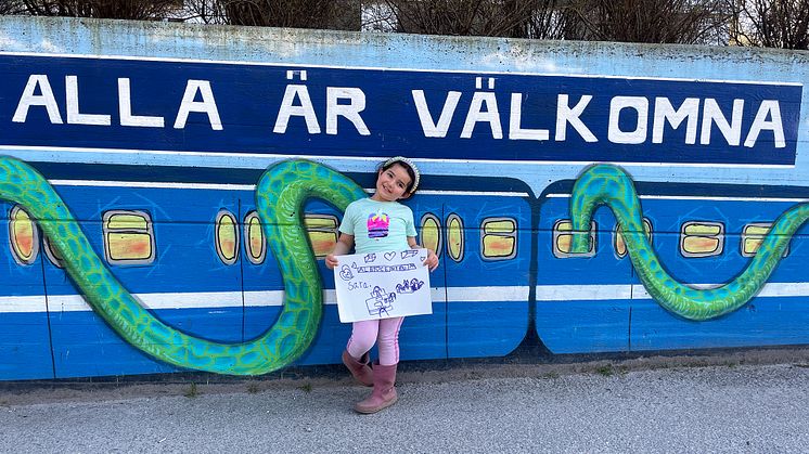Sara visar upp sin vinnarteckning. 