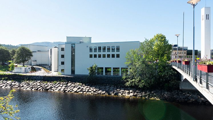 NYTT SAMFUNNSHUS: Det nye samfunnshuset i Steinkjer er nettopp ferdig og er i ferd med å innredes, og etter sommeren starter byggingen av et nytt kulturhus. Løsninger fra Geberit er valgt både foran og bak baderomsveggen i begge prosjekter.